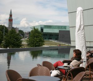 Terraza del museo Kiasma, en Helsinki. Terraza del museo Kiasma, en Helsinki.