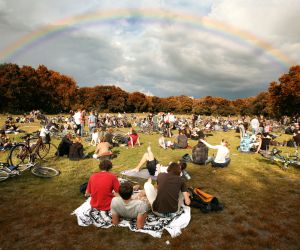 Cielo tormentoso con arcoiris sobre el parque de Hasenheide, en el barrio berlinés de Neukölln. Cielo tormentoso con arcoiris sobre el parque de Hasenheide, en el barrio berlinés de Neukölln.