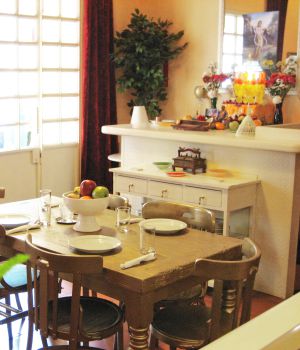Salón del restaurante vegano Gauranga Transcendental Food. Salón del restaurante vegano Gauranga Transcendental Food.