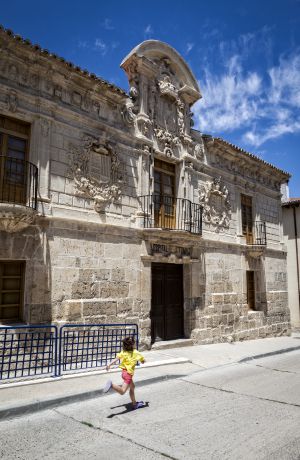 Fachada barroca del palacio-hospital de Santo Tomás, en Baltanás, sede del Museo del Cerrato.