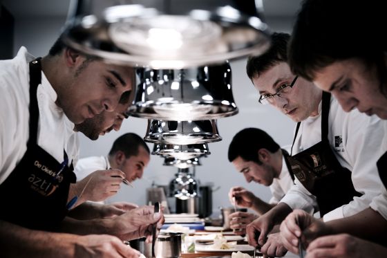 El chef Aduriz, en medio y con gafas, en su cocina.