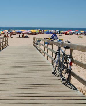 Una bici en el acceso de madera a la playa de Falesia.