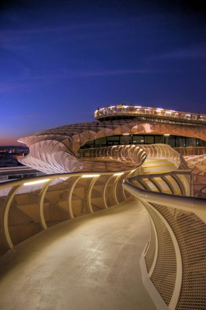 Los fines de semana se puede pasear por la pasarela del Metropol Parasol, en Sevilla, hasta la 1 de la madrugada. Los fines de semana se puede pasear por la pasarela del Metropol Parasol, en Sevilla, hasta la 1 de la madrugada.
