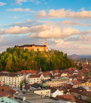 Ljubljana a los pies de su castillo medieval. Ljubljana a los pies de su castillo medieval.