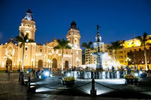 Vista noctuna de la catedral de Lima, en la Plaza de Armas.