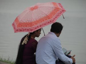 Una pareja sentada al borde del céntrico lago Kandawgyi, en Yangón. Una pareja sentada al borde del céntrico lago Kandawgyi, en Yangón.