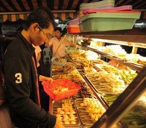 Unos de los restaurantes populares de la calle 19, en el barrio chino de Yangón (Myanmar). Unos de los restaurantes populares de la calle 19, en el barrio chino de Yangón (Myanmar).