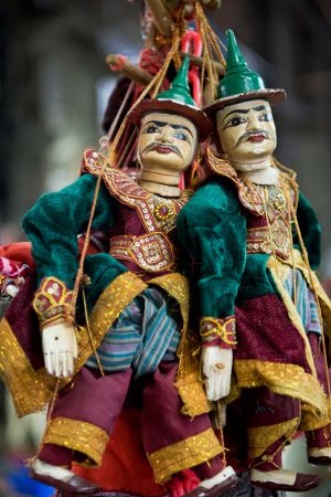 Viejas marionetas en un puesto del mercado Bogyoke Aung San, uno de los más importantes de Yangón. Viejas marionetas en un puesto del mercado Bogyoke Aung San, uno de los más importantes de Yangón.