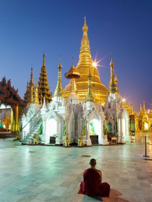 Un monje budista meditando en la pagoda Shwedagon, en Yangón. Un monje budista meditando en la pagoda Shwedagon, en Yangón.