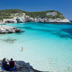 Turistas en Cala Mitjana (Menorca). Turistas en Cala Mitjana (Menorca).