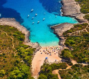 Vista aérea de las calas de Es Talaier y Son Saura, en la isla de Menorca. Vista aérea de las calas de Es Talaier y Son Saura, en la isla de Menorca.