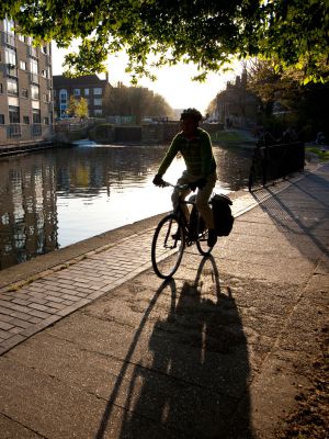 Paseo en bici junto al canal Regent, en Londres. Paseo en bici junto al canal Regent, en Londres.