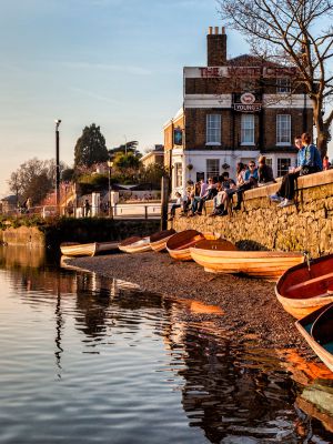 Atardecer junto al pub White Cross, en la ribera de Richmond (Londres). Atardecer junto al pub White Cross, en la ribera de Richmond (Londres).