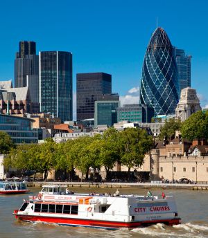Crucero por el Támesis ante la City, distrito financiero de Londres. Crucero por el Támesis ante la City, distrito financiero de Londres.