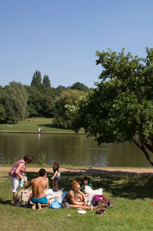 Picnic familiar junto a uno de los estanques de Hampstead Heath, en Londres. Picnic familiar junto a uno de los estanques de Hampstead Heath, en Londres.