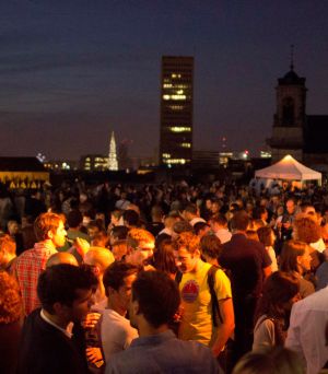 Los 'apéros urbains' se organizan cada viernes en un lugar de Bruselas para dar la bienvenida al fin de semana. Los 'apéros urbains' se organizan cada viernes en un lugar de Bruselas para dar la bienvenida al fin de semana.