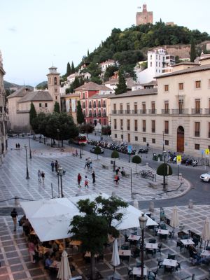 Plaza Nueva de Granada con la Alhambra al fondo. Plaza Nueva de Granada con la Alhambra al fondo.