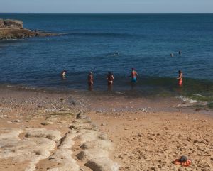 Playa de Azarujinha, en São João de Estoril. Playa de Azarujinha, en São João de Estoril.