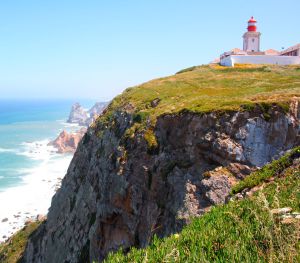 Faro del cabo da Roca, desde el que se accede a la playa de Ursa. Faro del cabo da Roca, desde el que se accede a la playa de Ursa.