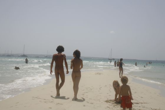 Ambiente naturista en la lengua de arena de Ses Illetes, en Formentera.