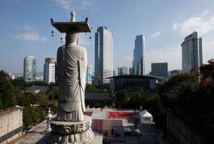 La estatua budista del templo de Bongeunsa, en Seúl, frente al centro de convenciones COEX. La estatua budista del templo de Bongeunsa, en Seúl, frente al centro de convenciones COEX.