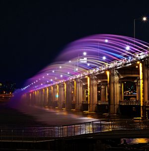Espectáculo nocturno de luz, música y agua en el puente Banpo de Seúl. Espectáculo nocturno de luz, música y agua en el puente Banpo de Seúl.