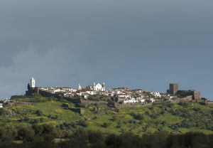 Cielo de tormenta sobre el pueblo portugués de Monsaraz.