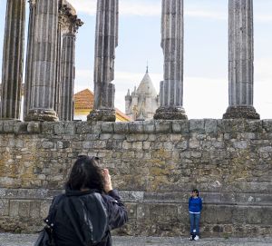 Turistas en el centro histórico de Évora (Portugal).