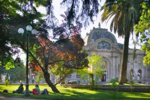 El museo de Bellas Artes y el parque Forestal, en el barrio de Lastarria, Santiago de Chile.