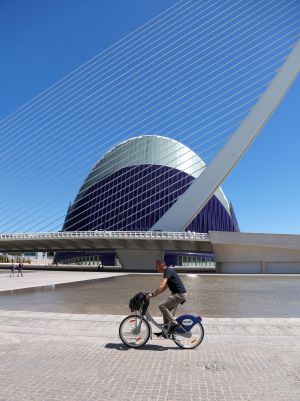 Paseo en bici por la Ciudad de las Artes y las Ciencias, en Valencia. Paseo en bici por la Ciudad de las Artes y las Ciencias, en Valencia.