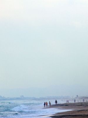 Gente caminando por la playa de El Saler, en el parque nacional de la Albufera (Valencia). Gente caminando por la playa de El Saler, en el parque nacional de la Albufera (Valencia).