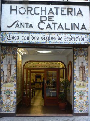 Entrada a la tradicional horchatería Santa Catalina, en el centro de Valencia. Entrada a la tradicional horchatería Santa Catalina, en el centro de Valencia.