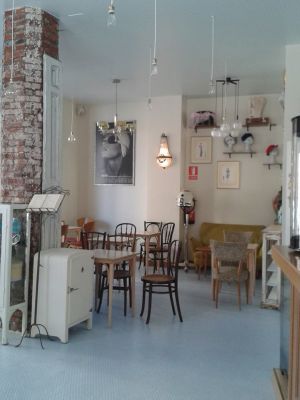 Interior de La más bonita, cafetería, moderna y de estilo industrial, en León.