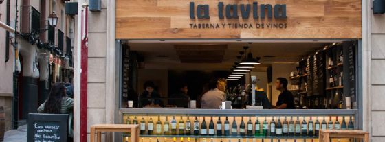 Barra abierta a la calle de La Tavina, especializada en vinos en el centro de Logroño.