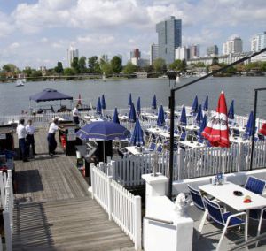 Terraza del Strandcafé, a orillas del lago Alte Donau, en Viena. Terraza del Strandcafé, a orillas del lago Alte Donau, en Viena.