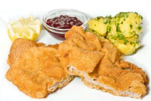 'Schnitzel' con patatas y mermelada de arándanos del café Einstein, en Viena. 'Schnitzel' con patatas y mermelada de arándanos del café Einstein, en Viena.