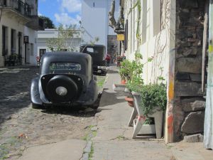Un Citroen 11 clásico en una de las calles del centro de la ciudad uruguaya.