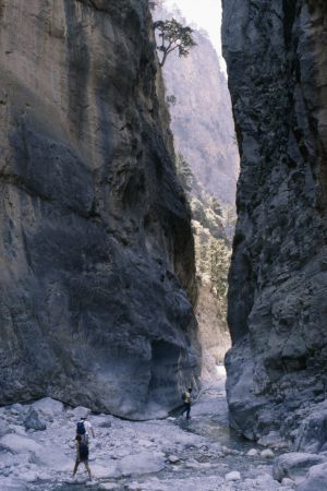 Excursionistas en la garganta de Samaria, en Creta.