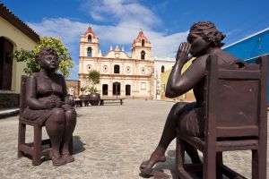 Estatuas de la artista Marta Jiménez, junto a la iglesia del Carmen.