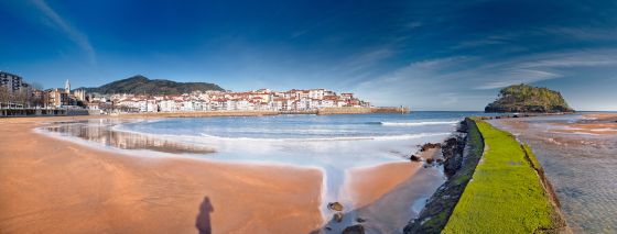 La playa de Isuntza, en Lekeitio (Vizcaya), y, a la derecha, la isla de San Nicolás, a la que se puede llegar a pie en marea baja.