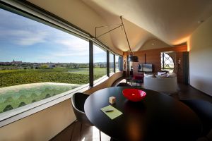 Interiores del hotel con vistas a los viñedos de MasTinell.