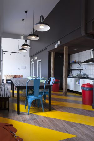 Una de las zonas comunes del nuevo 'hostel' abierto en Chueca.