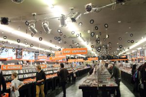 Vinilos colgando del techo en Real Groovy, en Auckland.