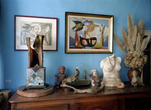 Cómoda y obras de arte en la Farley Farm House, la casa de campo inglesa de la fotógrafa Lee Miller. rn