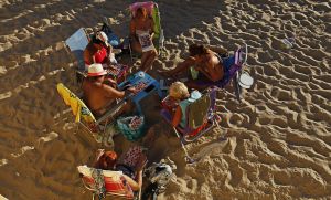 Reunión sobre la arena de la playa de La Caleta, en Cádiz, donde se encuentra el Balneario de la Palma.