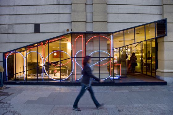 Escaparate de la tienda Mosel, con su bonito neón, en la Gran Vía de Bilbao.