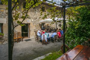 Terraza de Txakolí Simón, en el monte Artxanda, al que se llega en funicular.