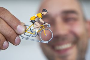 Una Flandrien, miniatura ciclista de aluzinc, aluminio y zinc.