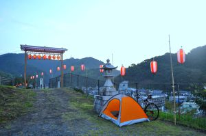 Practicando el 'urban camping' en el parque Kaidate, cerca de Fujieda (Japón).