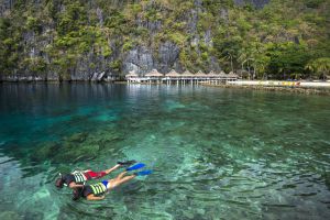 Dos bañistas practicando snorkel frente a un resort en El Nido, en la provincia de Palawan (Filipinas).